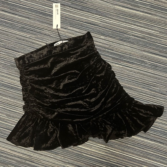 🆕Zara Size Small High Waisted Asymmetric Ruffle Black Crushed Velvet Skirt - Picture 3 of 6